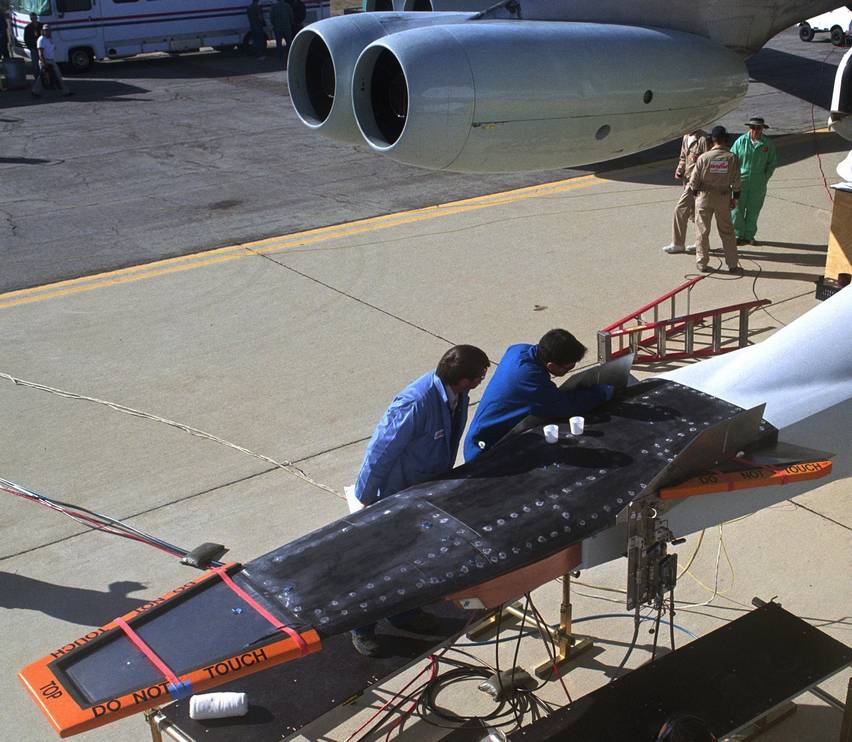 Экспериментальный гиперзвуковой БПЛА Boeing / NASA X-43 «Гипер-Х» под крылом носителя NB-52 готовится к полету